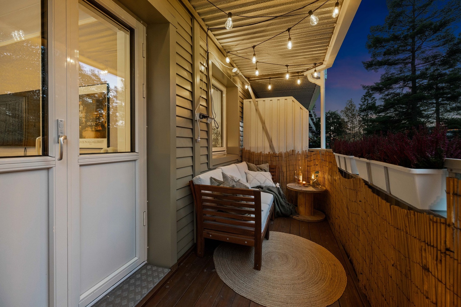 Balkongen er en fin forlengelse av boligen og tilbyr gode muligheter for utekos og avslapning Galleribilde