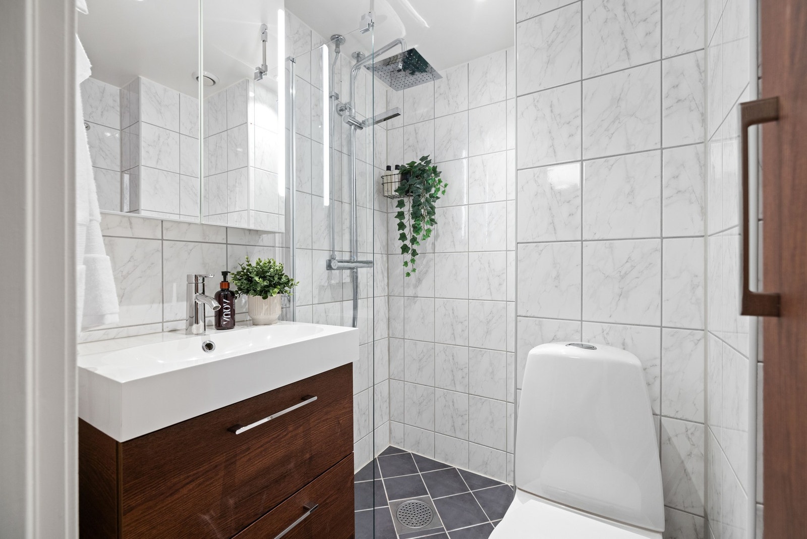 Badet ble pusset opp i 2010 i regi av borettslaget. Det er godt med oppbevaring i servantskap og matchende veggskap Galleribilde