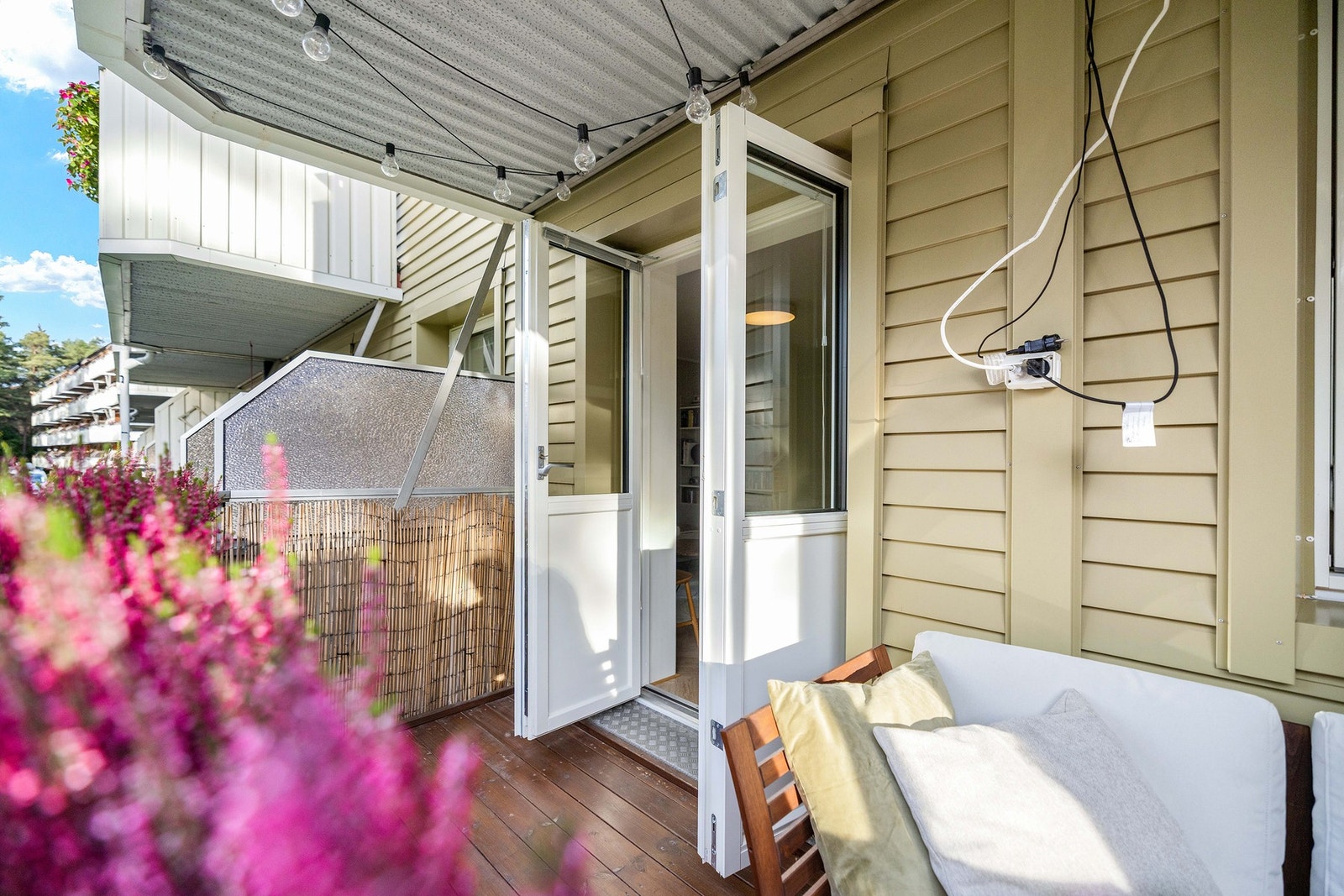 Utestikk er montert, og balkongen har levegger på begge sider Galleribilde