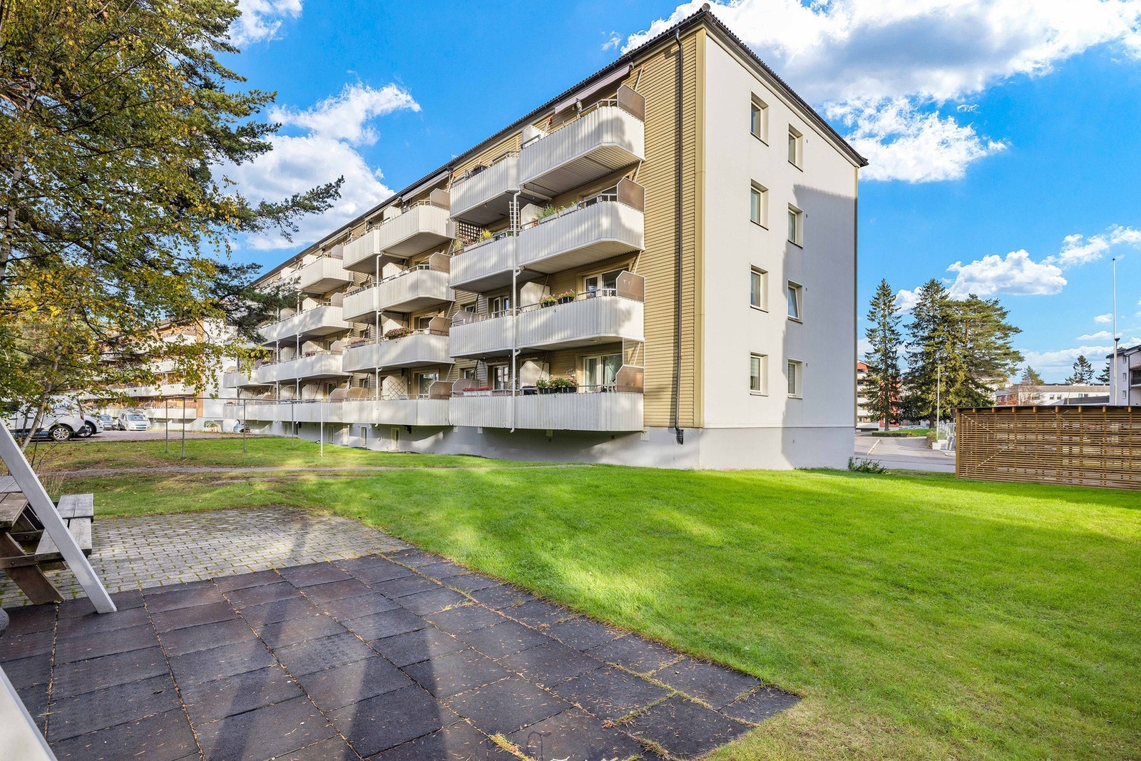 Borettslaget disponerer over 300 parkeringsplasser, som leies ut etter venteliste. I tillegg finnes det rullerende ladeplasser ved Oppsaltoppen 12 og Vetlandsveien 74 Galleribilde