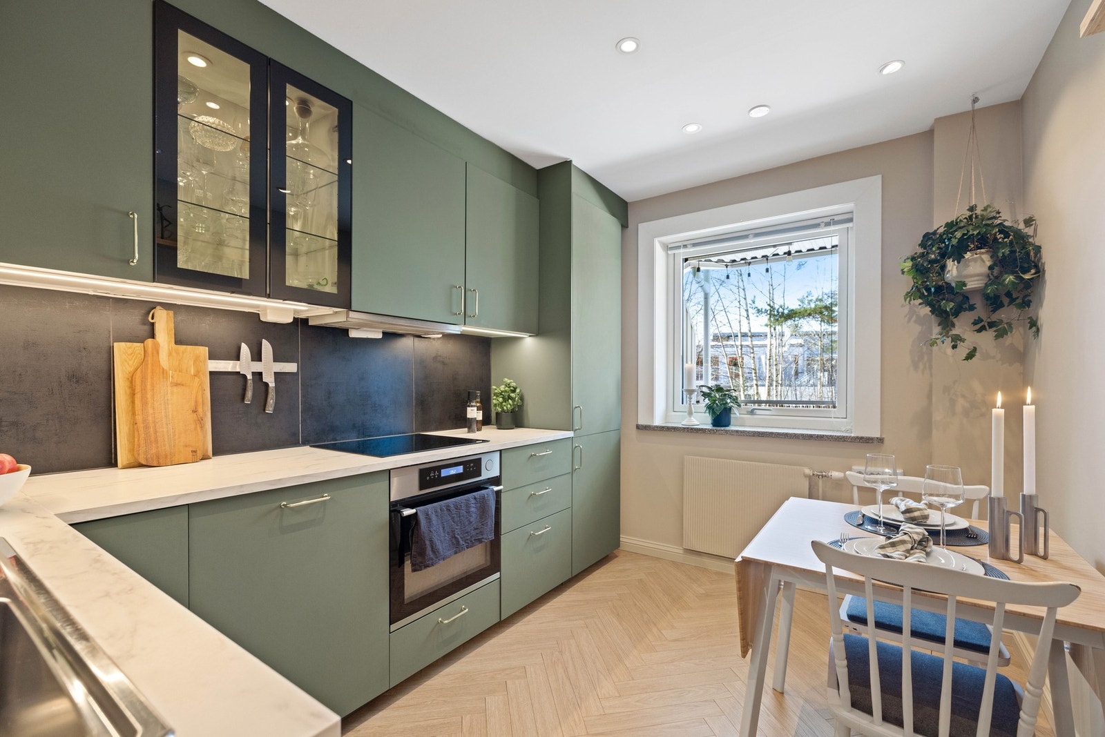 I leiligheten er det et stort og stilrent kjøkken, med rom for en hyggelig, liten spiseplass Galleribilde