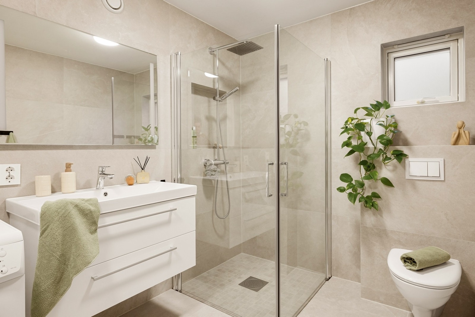 Her er det også god plass til både vaskemaskin og tørketrommel Galleribilde