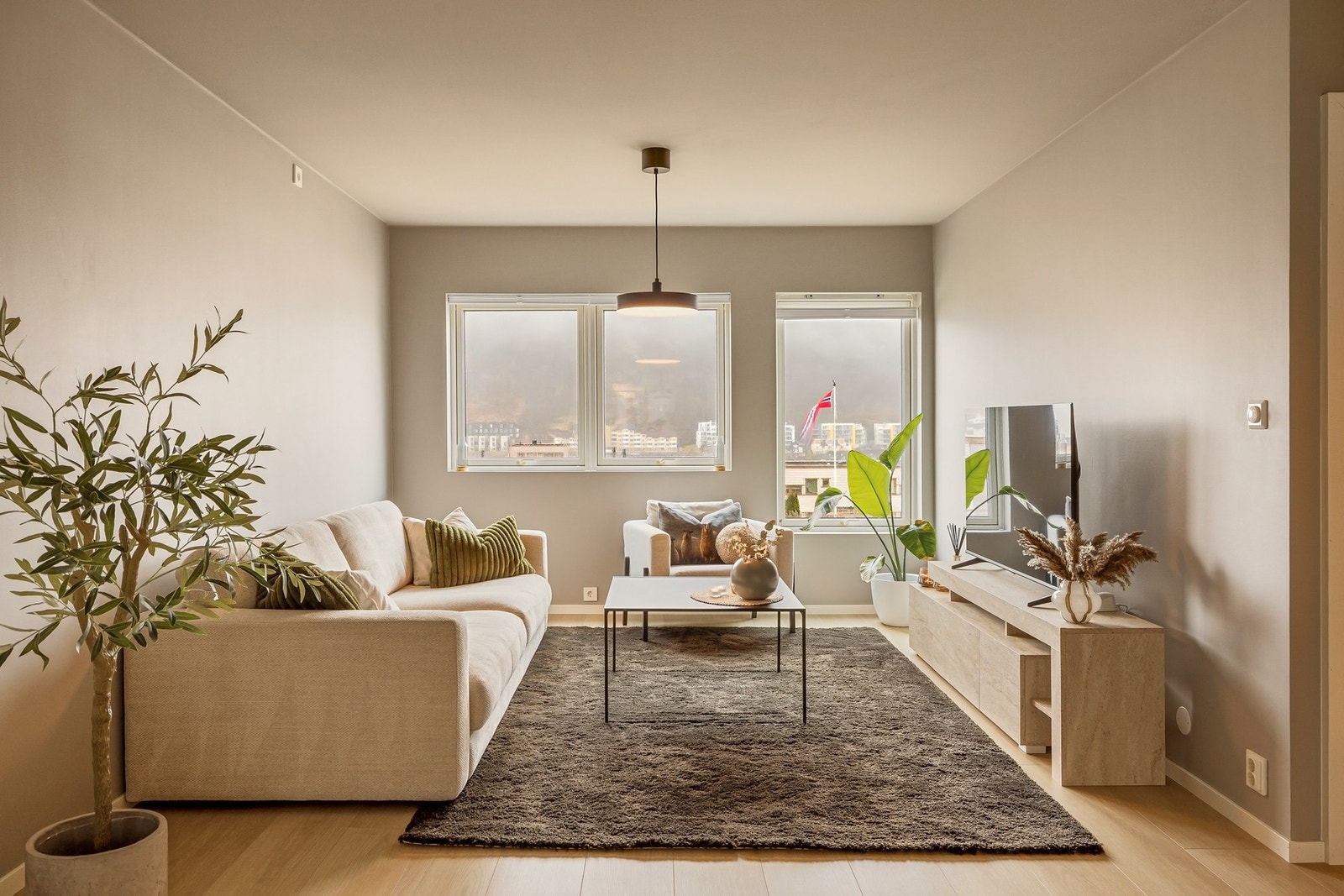 Stuen er romslig og kan enkelt innredes inn i ulike soner med både sofa- og sittegruppe Galleribilde