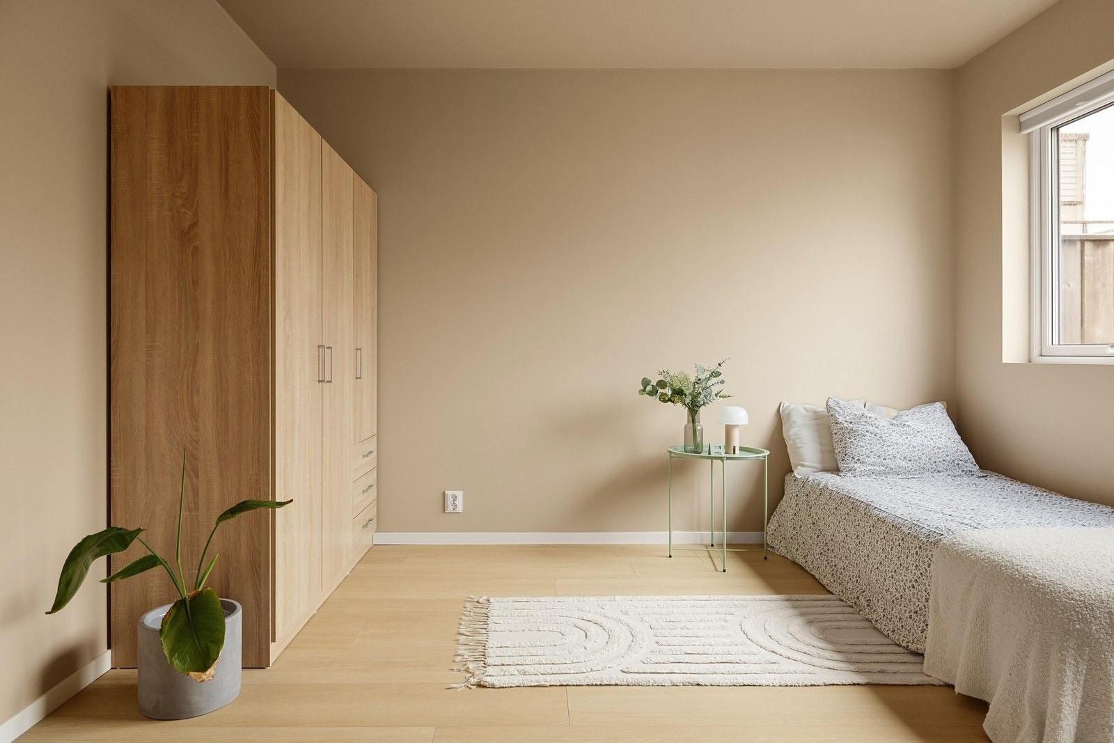 Alle de 3 soverommene er av meget god størrelse, med plass til seng, garderobeskap og skrivepult om ønskelig Galleribilde