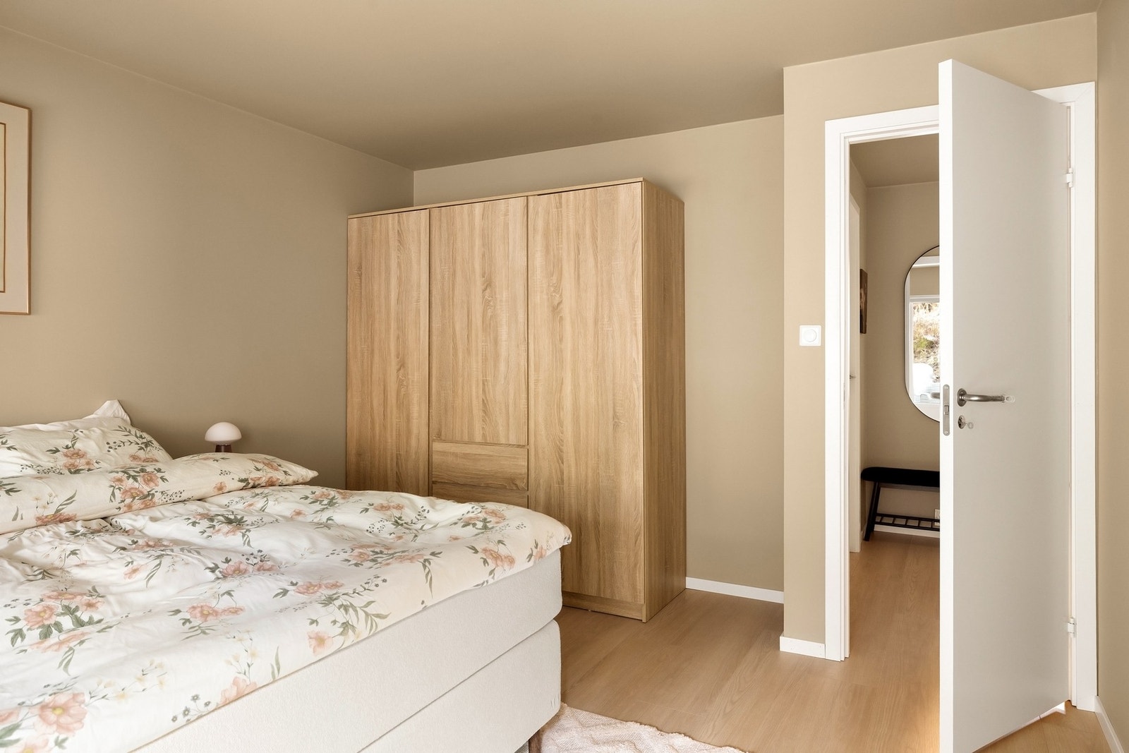 Garderobeskap på hovedsoverom medfølger handelen Galleribilde