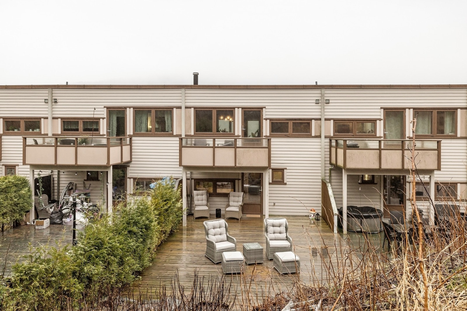 Boligen har uteplass både i form av balkong, og en stor terrasse på baksiden mot grøntareal Galleribilde