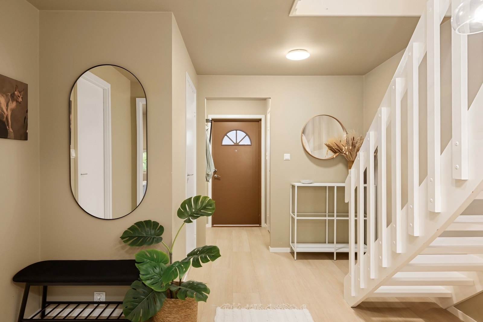 Fra gangen nede går trappen opp til 2 etg. Galleribilde