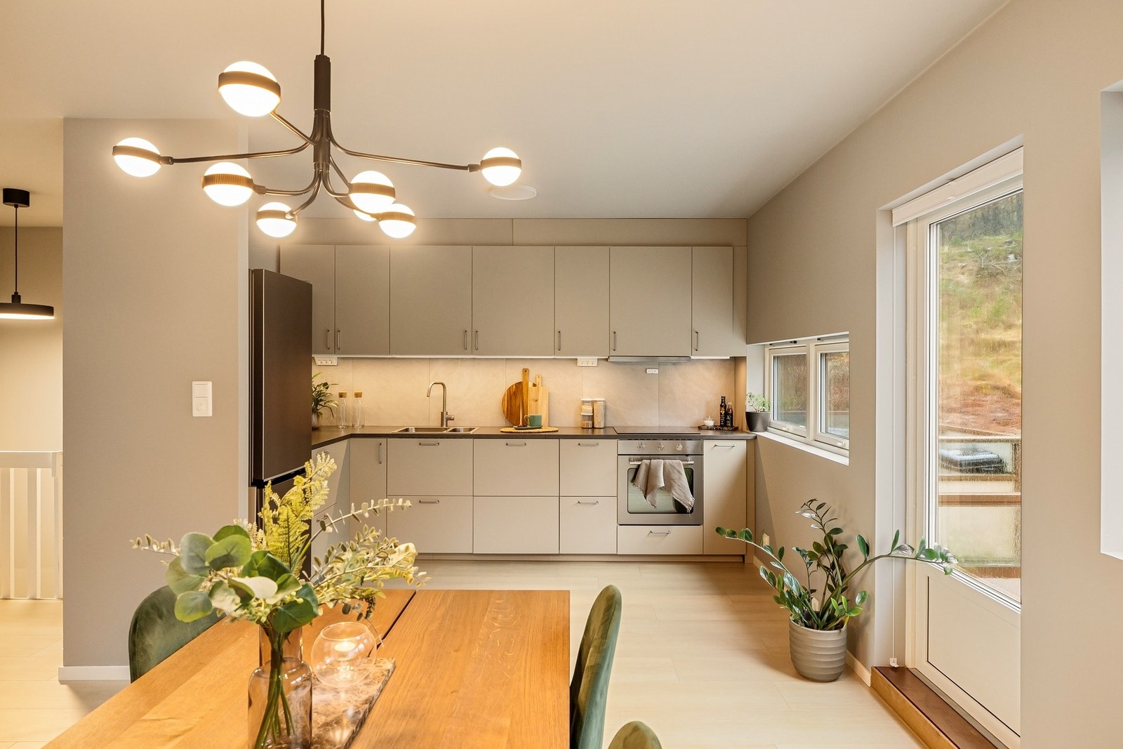 Hele boligen ble pusset opp i 2024 med nye overflater i alle rom, nytt kjøkken, bad mm. Galleribilde