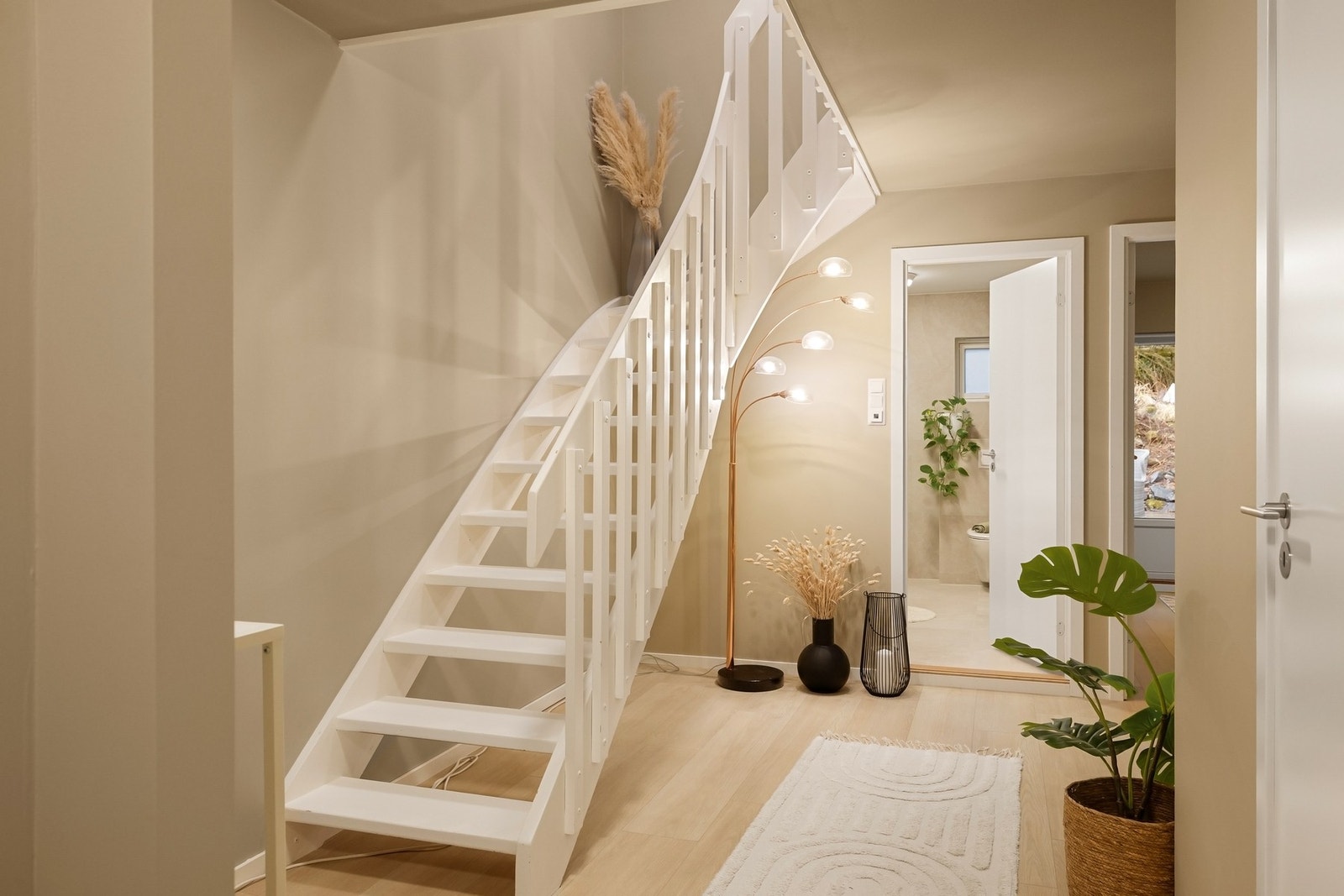 Boligen strekker seg over to plan og har følgende innhold: entré/gang, stue/kjøkken, tre soverom, bad, gjestetoalett og innvendig bod Galleribilde