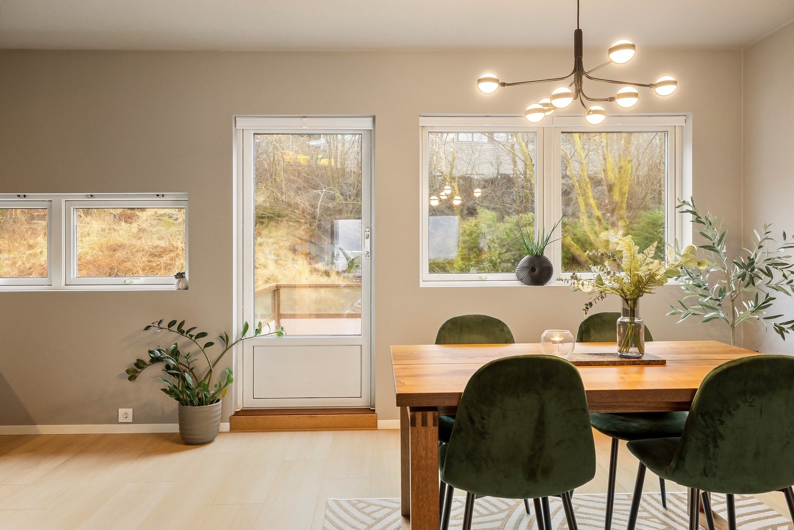 Utgang til balkong med fri og herlig utsikt Galleribilde