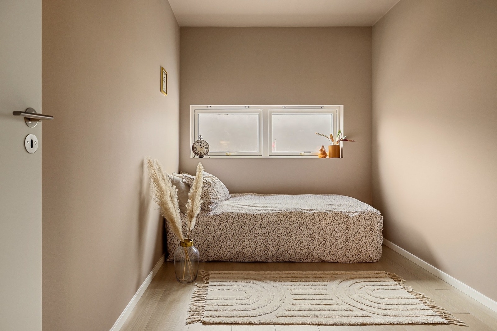 Også dette rommet er romslig med plass til seng, garderobeskap og skrivepult om ønskelig Galleribilde