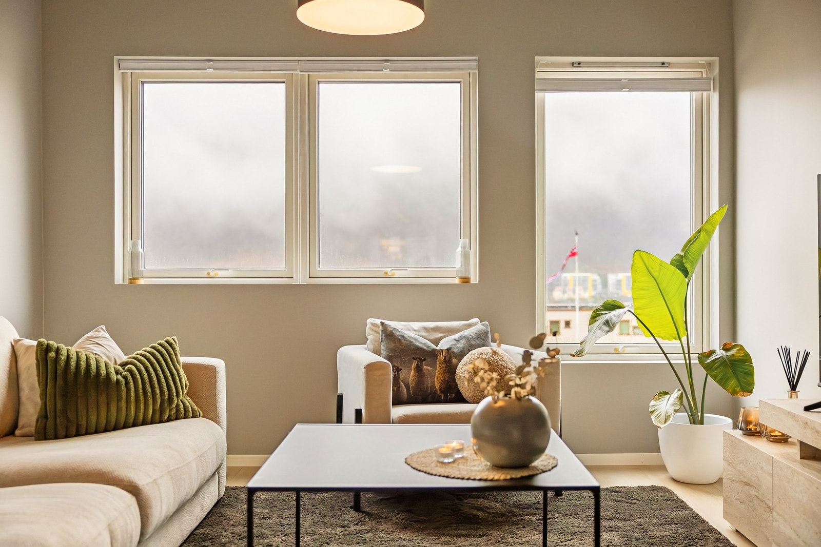 De store vindusflatene sørger for rikelig med lysinnslipp og skaper en behagelig atmosfære i boligen Galleribilde