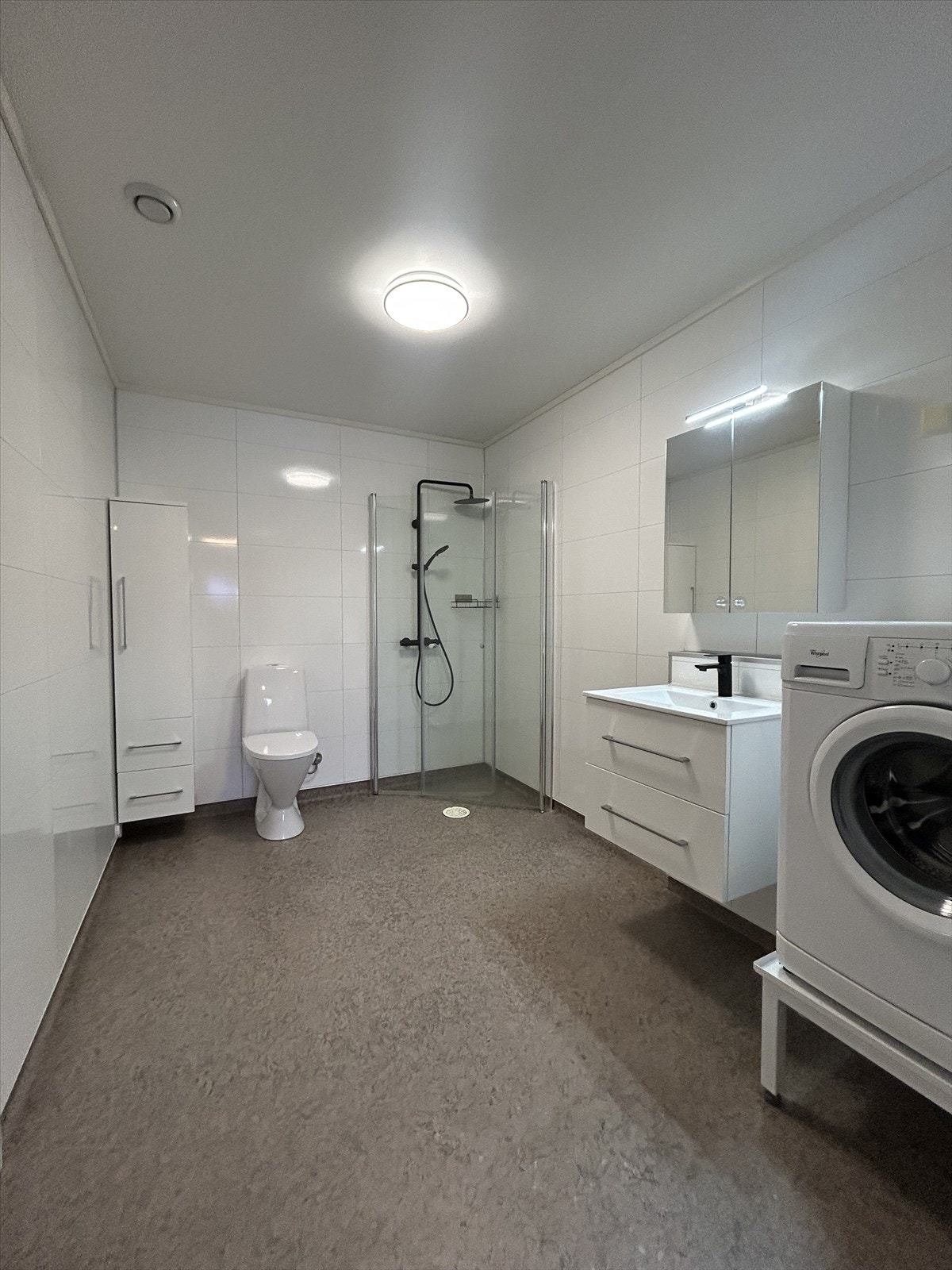 Badet ble overflateoppusset i 2022, med ny baderomspanel på vegger og nytt gulvbelegg i vinyl. Her er det behagelig gulvvarme Galleribilde