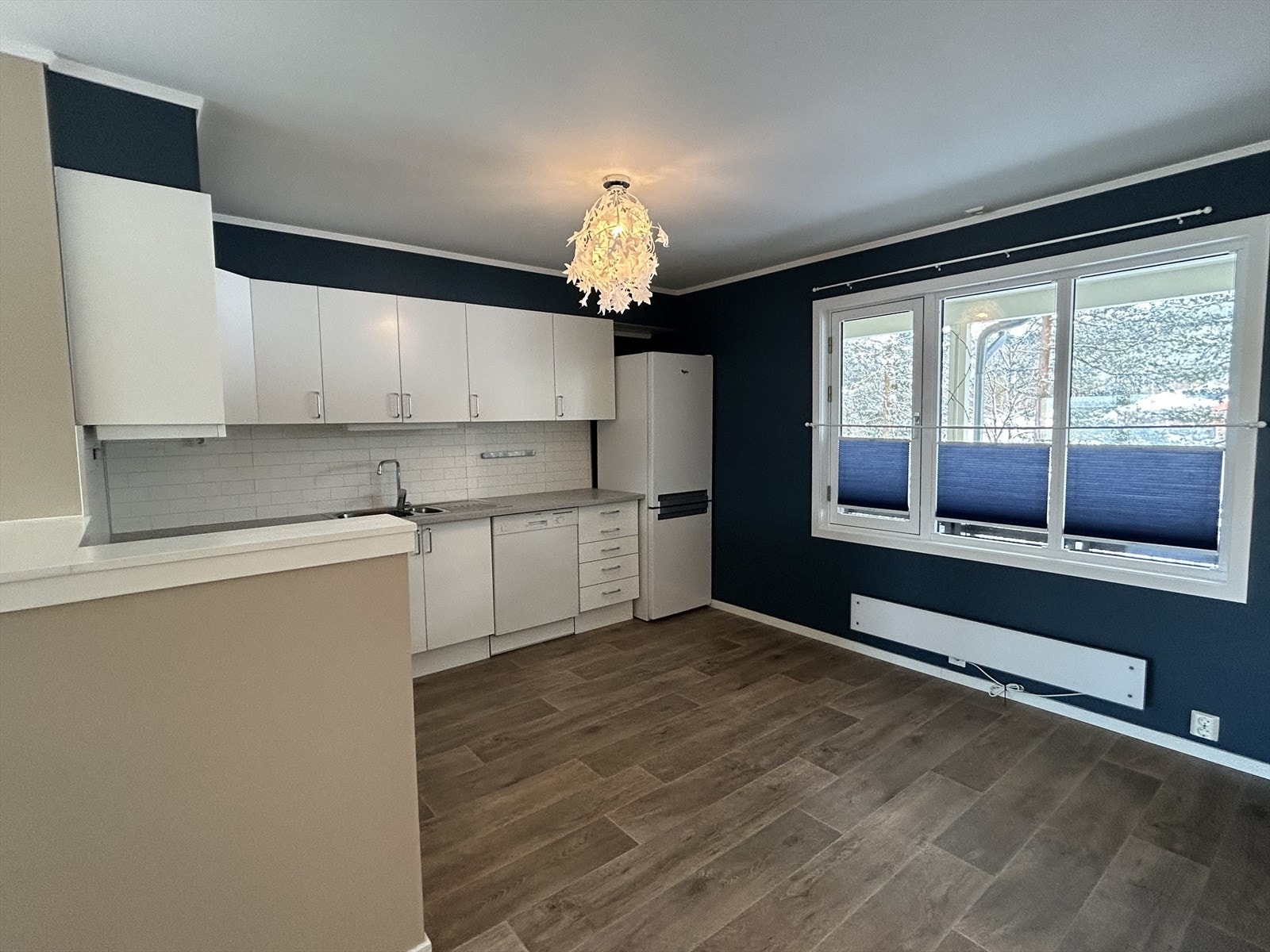 Kjøkkeninnredning i hvit utførelse. Hyggelig spiseplass ved vinduene på kjøkkenet Galleribilde