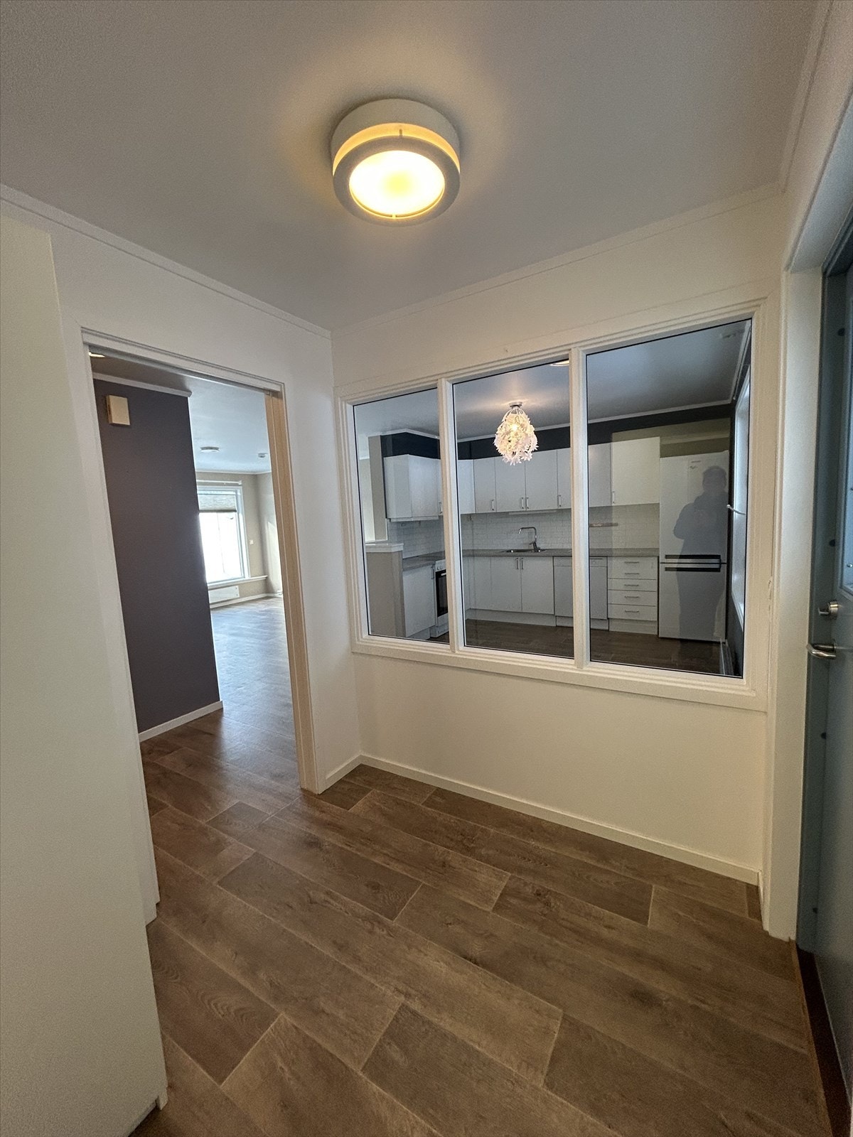 Entré med garderobe/bod innenfor. I tillegg har man en utvendig bod i 1. etasje på 5 m2 Galleribilde