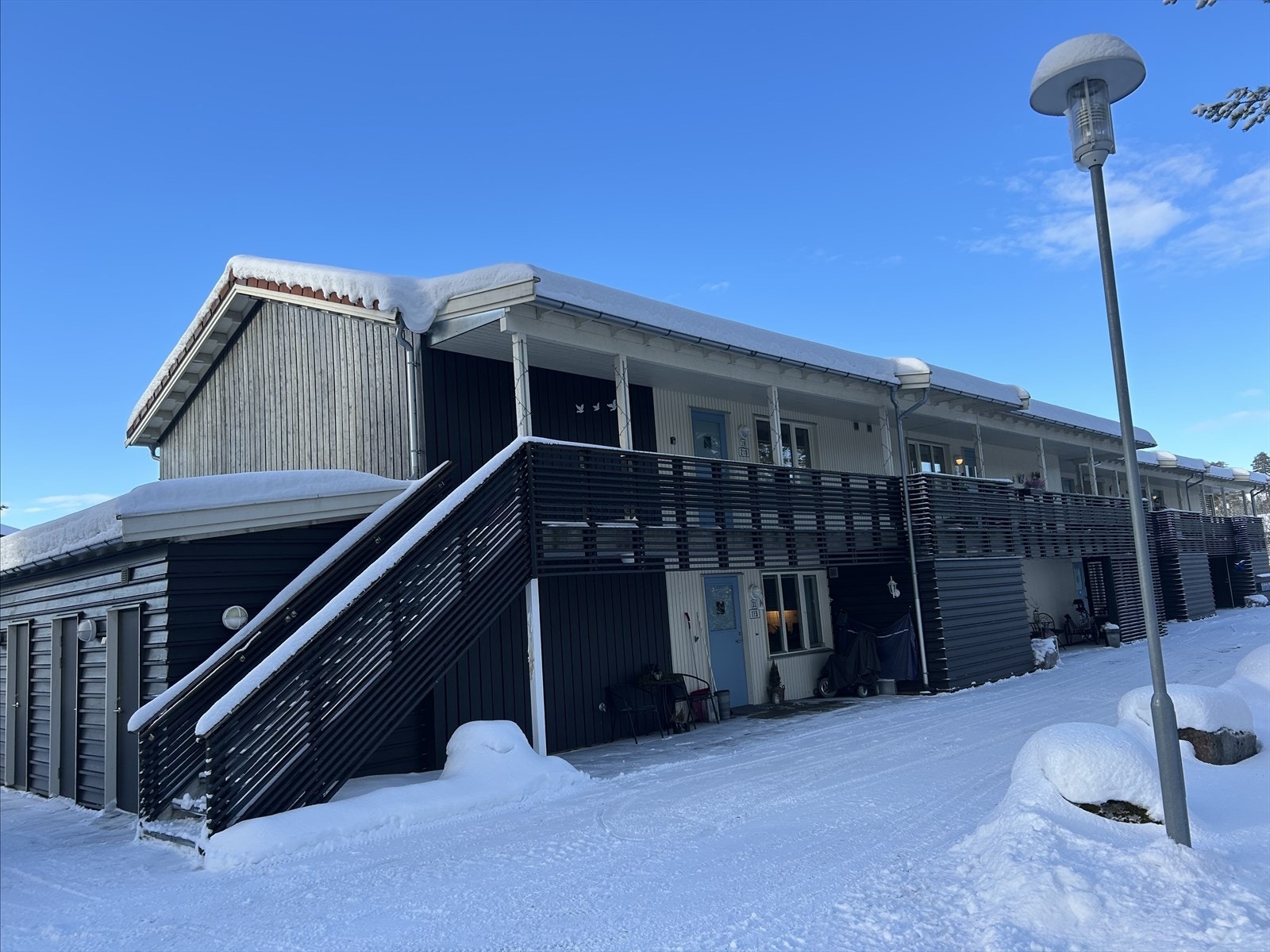 Denne endeleiligheten, bygget i 2001, har en fin planløsning og ble modernisert i 2022 med nye overflater og et oppusset bad. Adkomst til leiligheten er via heis eller trapp Galleribilde