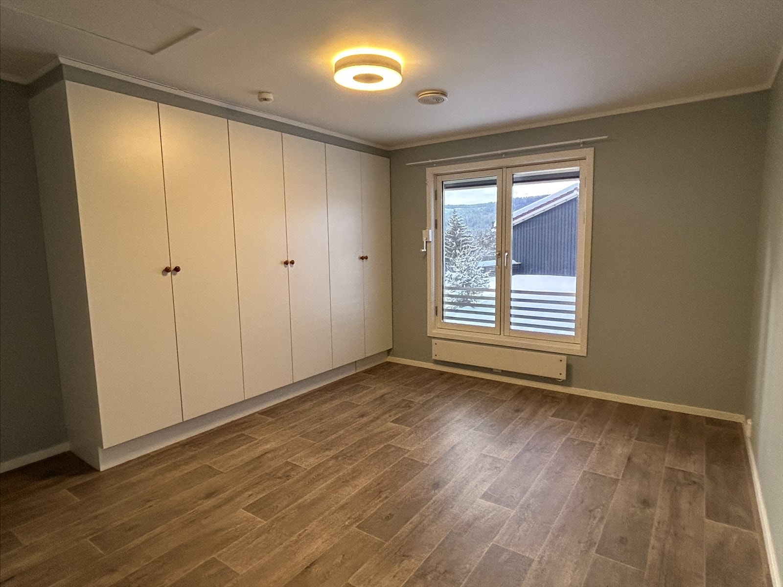 Hovedsoverommet er romslig og har god skapplass Galleribilde