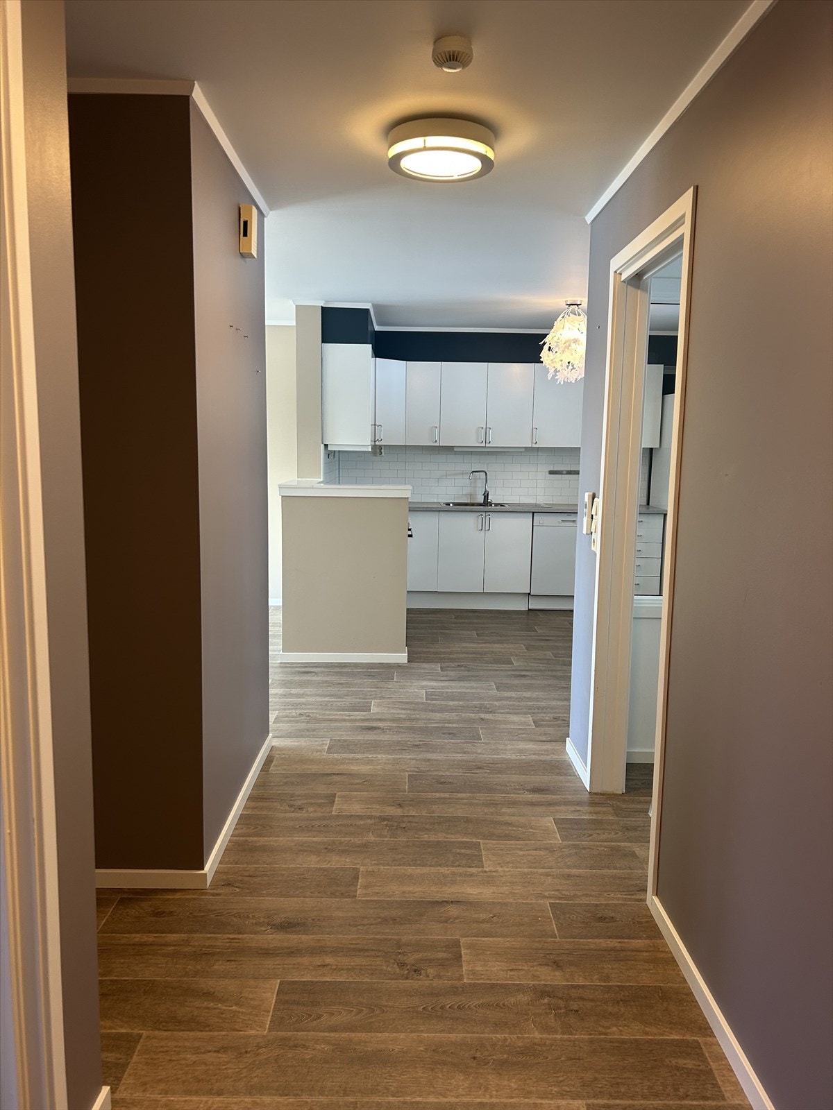 Gangen har plass til kommode el. lignende i liten nisje Galleribilde