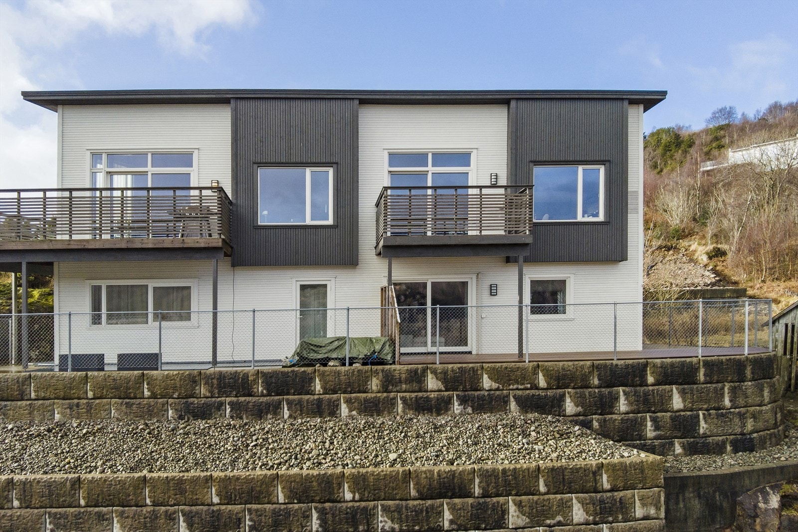 Smakfull fin leilighet som ligger i underetasjen i bygg med 3 leiligheter Galleribilde