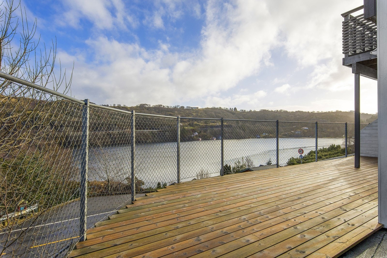 Leiligheten disponerer fin terrasse i front av leiligheten Galleribilde