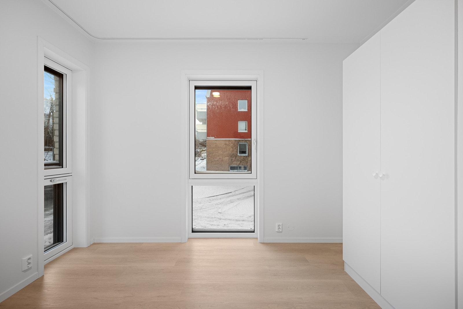 Hovedsoverom har god plass for dobbeltseng, nattbord og tilhørende garderobeskap. Galleribilde