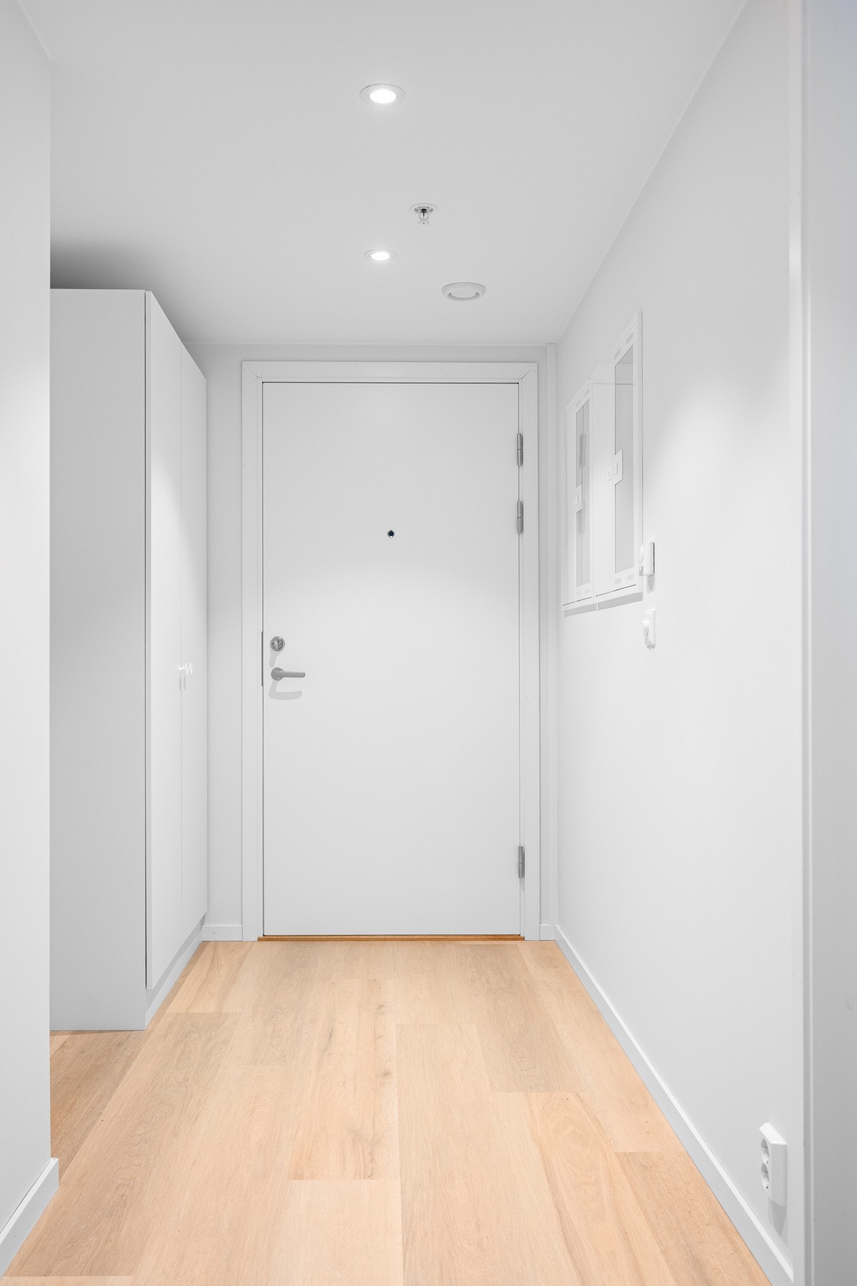 Entreen oppleves som romslig og fin, og gir et godt førsteinntrykk av leiligheten. Tilhørende garderobeskap har mye plass til oppbevaring av yttertøy og sko. Galleribilde