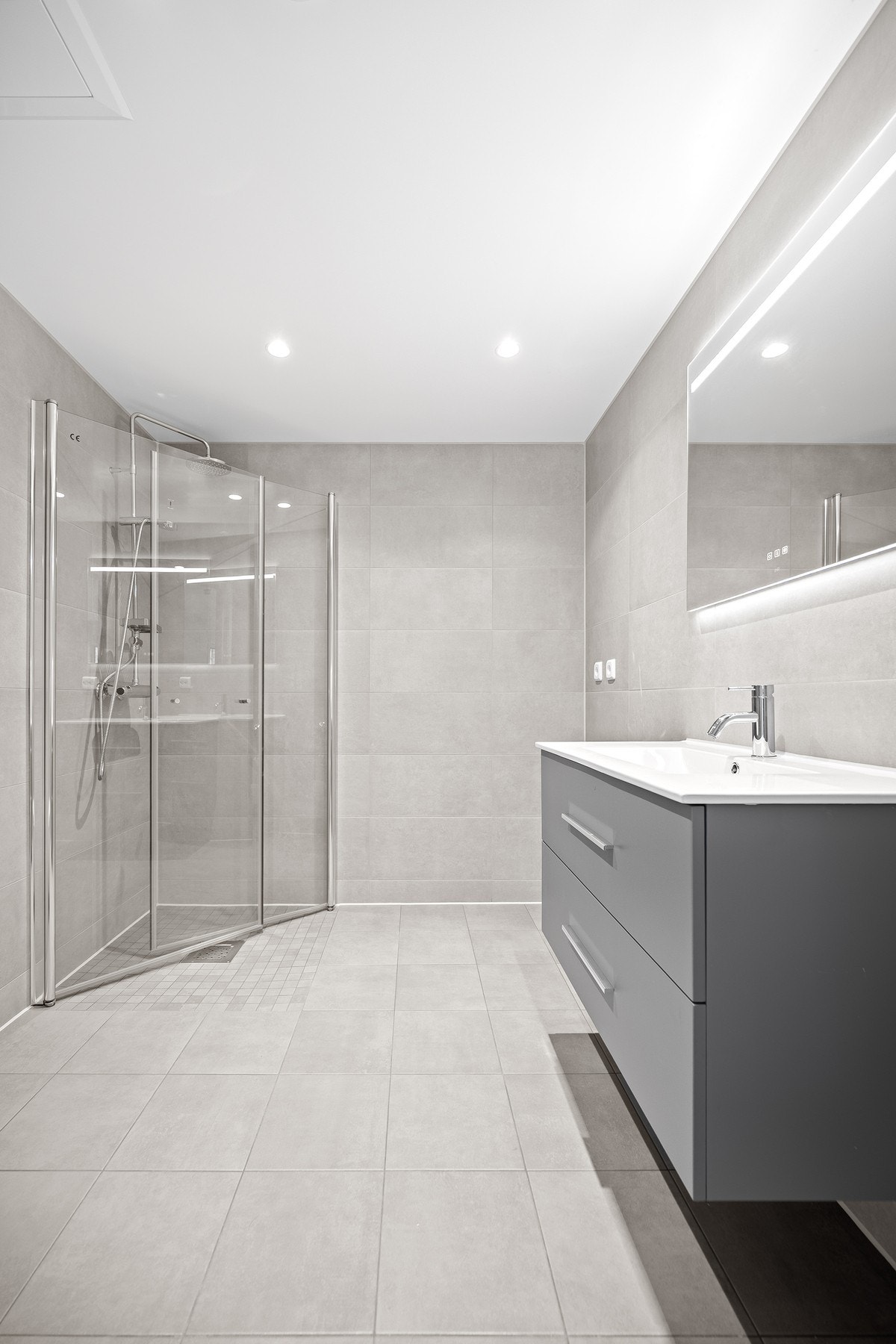 Pent og delikat baderom med tidløse fliser og innredning. Galleribilde