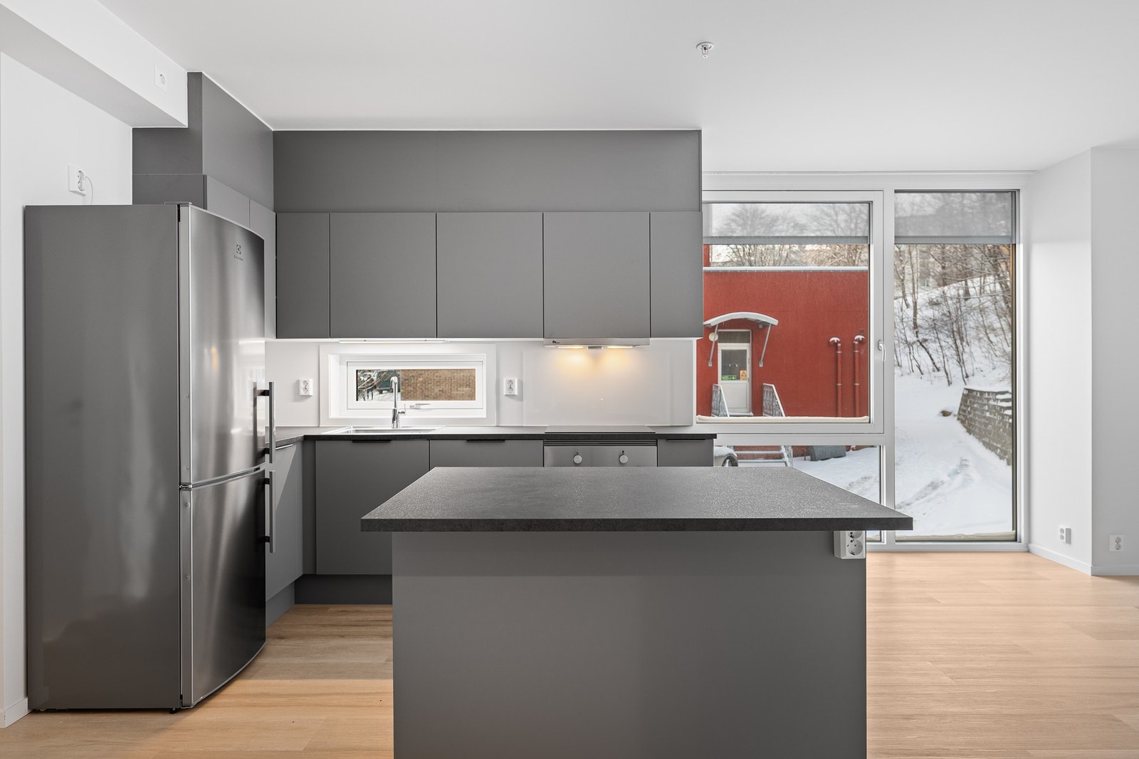 Kjøkkenet har en sosial og praktisk utforming med rikelig oppbevaringsplass og en flott kjøkkenøy med barløsning. Galleribilde