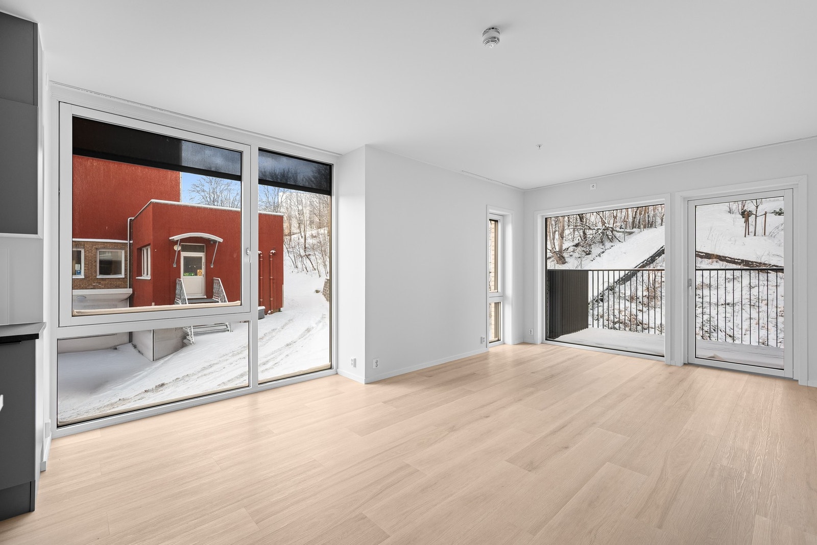 Den lyse stuen har en optimal planløsning med plass til sofagruppe, spisebord og annet ønsket møblement. Galleribilde