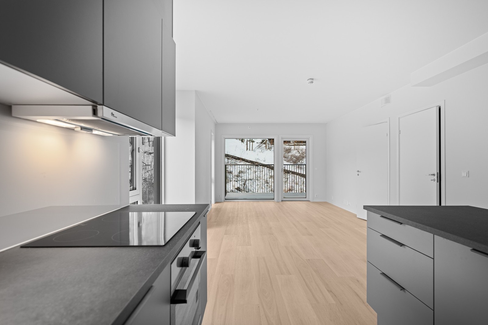 Moderne og stilren kjøkkeninnredning fra HTH med moderne hvitevarer. Galleribilde