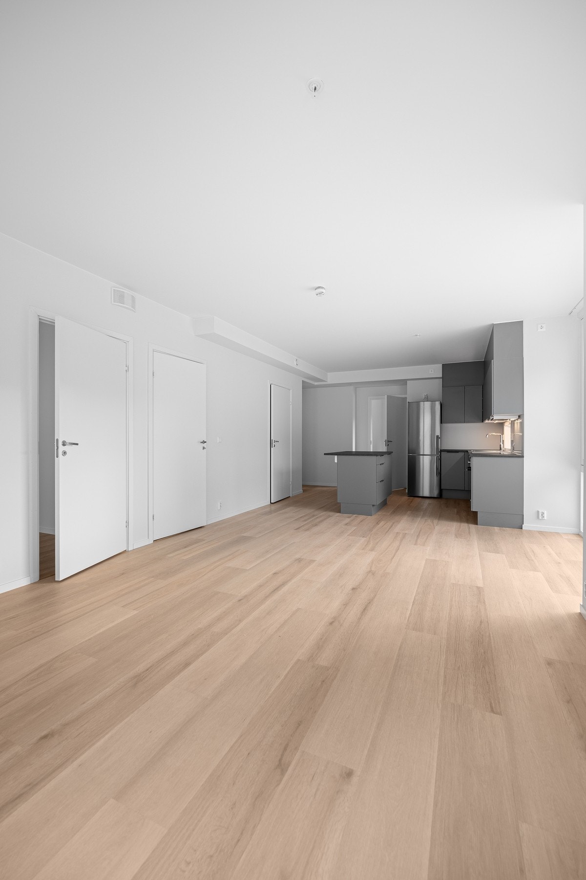 Leiligheten er gjennomført i lyse og moderne fargevalg, noe som gjør det enkelt å innrede etter egen stil og preferanser. Galleribilde