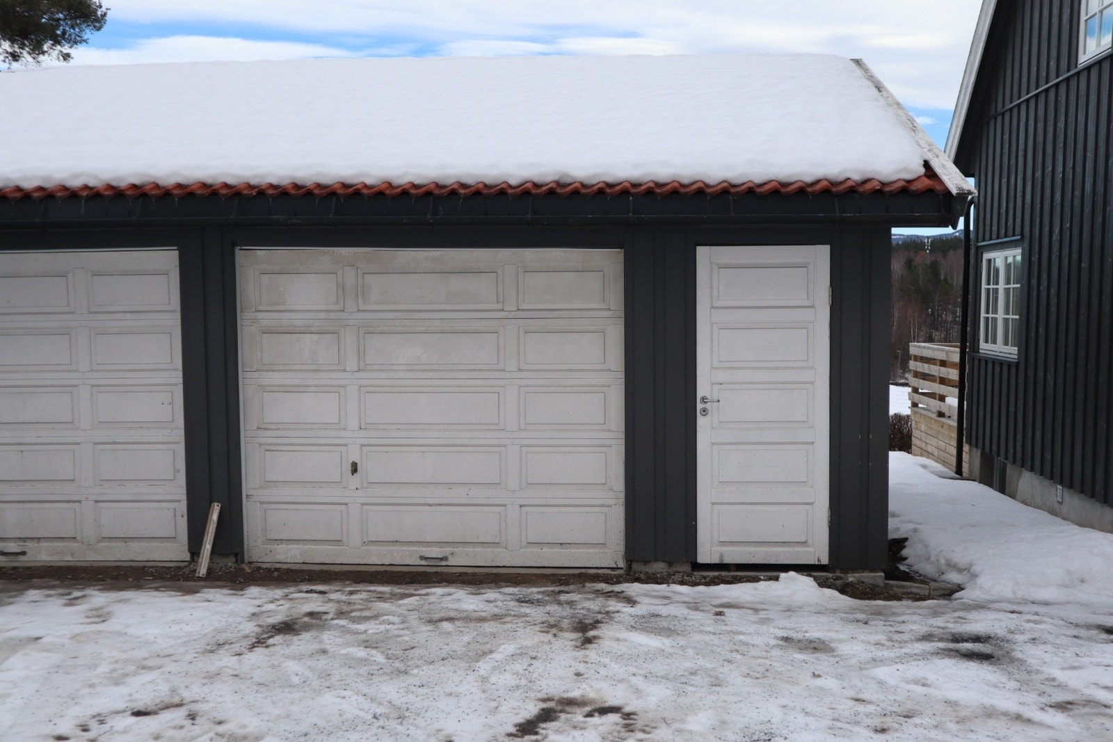 Høyre garasjespor med tilhørende dør er inkludert i leien Galleribilde