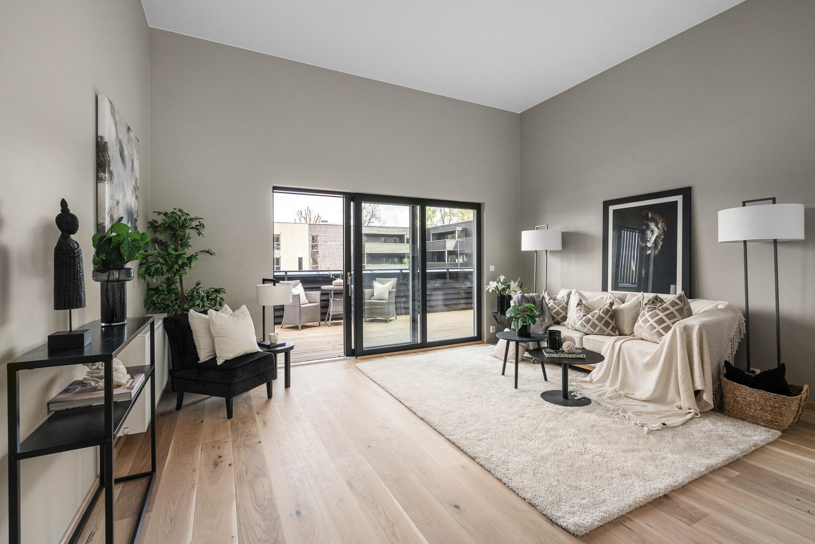 Lys og romslig stue med utgang til stor balkong Galleribilde