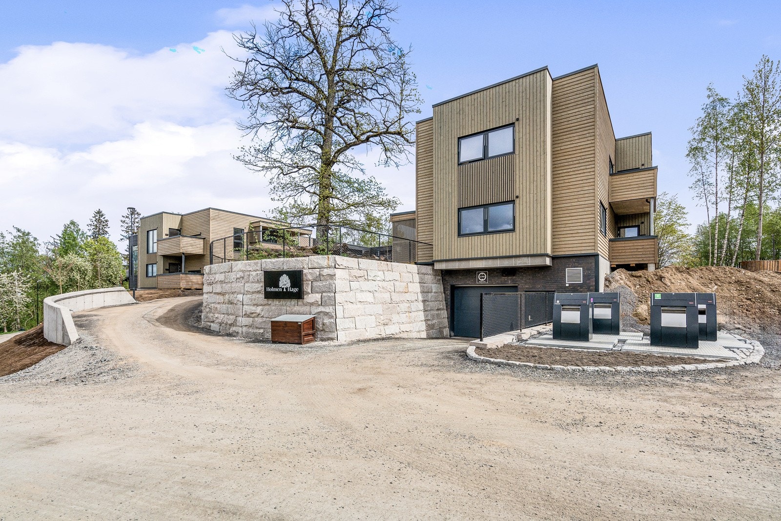 Med leiligheten følger garasjeplass nr. 21 i garasje nr. 2. Plassen er ekstra bred og har lader for el-bil. Galleribilde