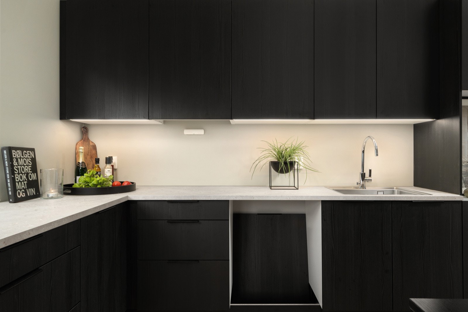 Innbydende innredning i mørk utførelse Galleribilde