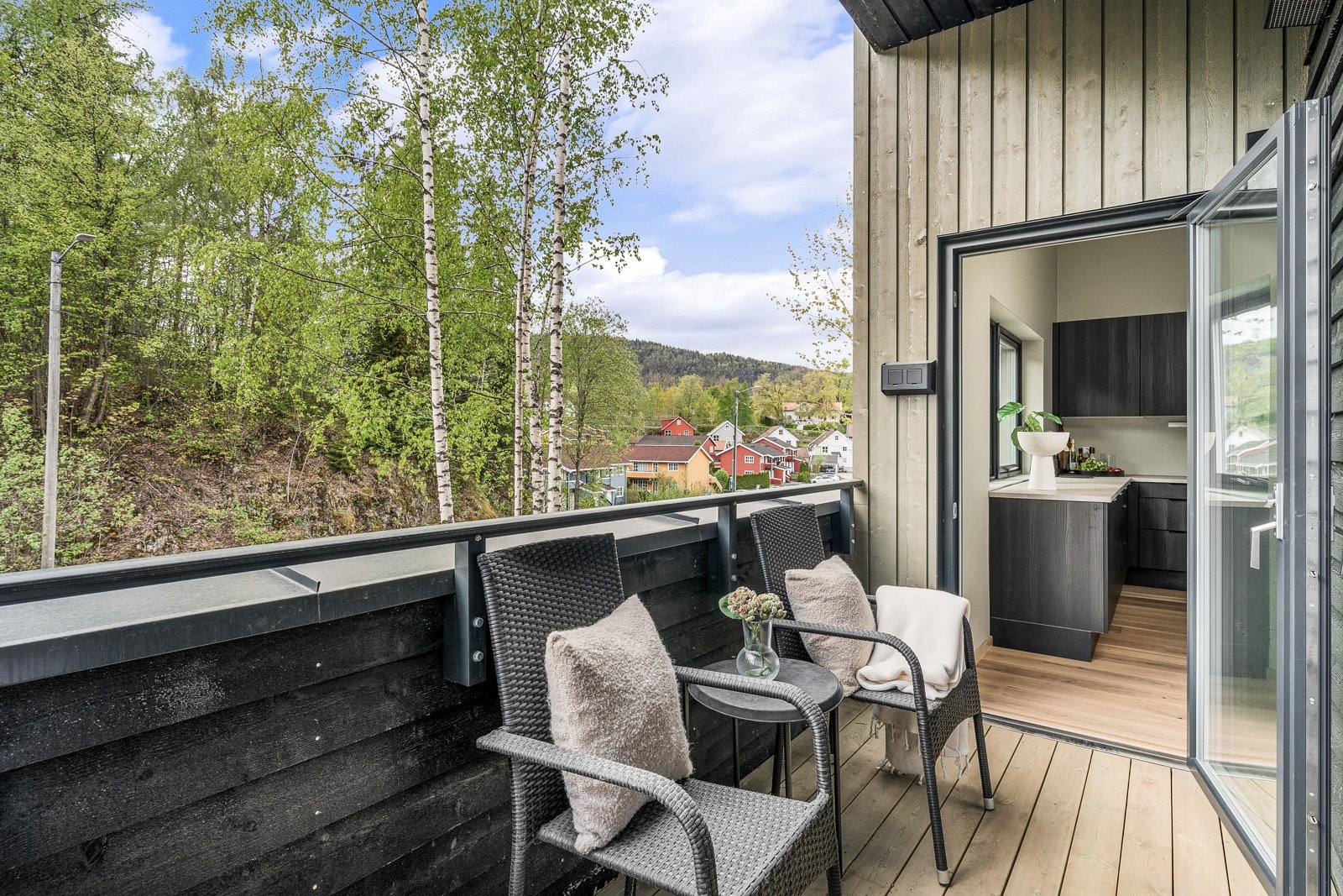 Balkongen er på ca. 5 kvm. Et ypperlig sted for å nyte morgenkaffen Galleribilde