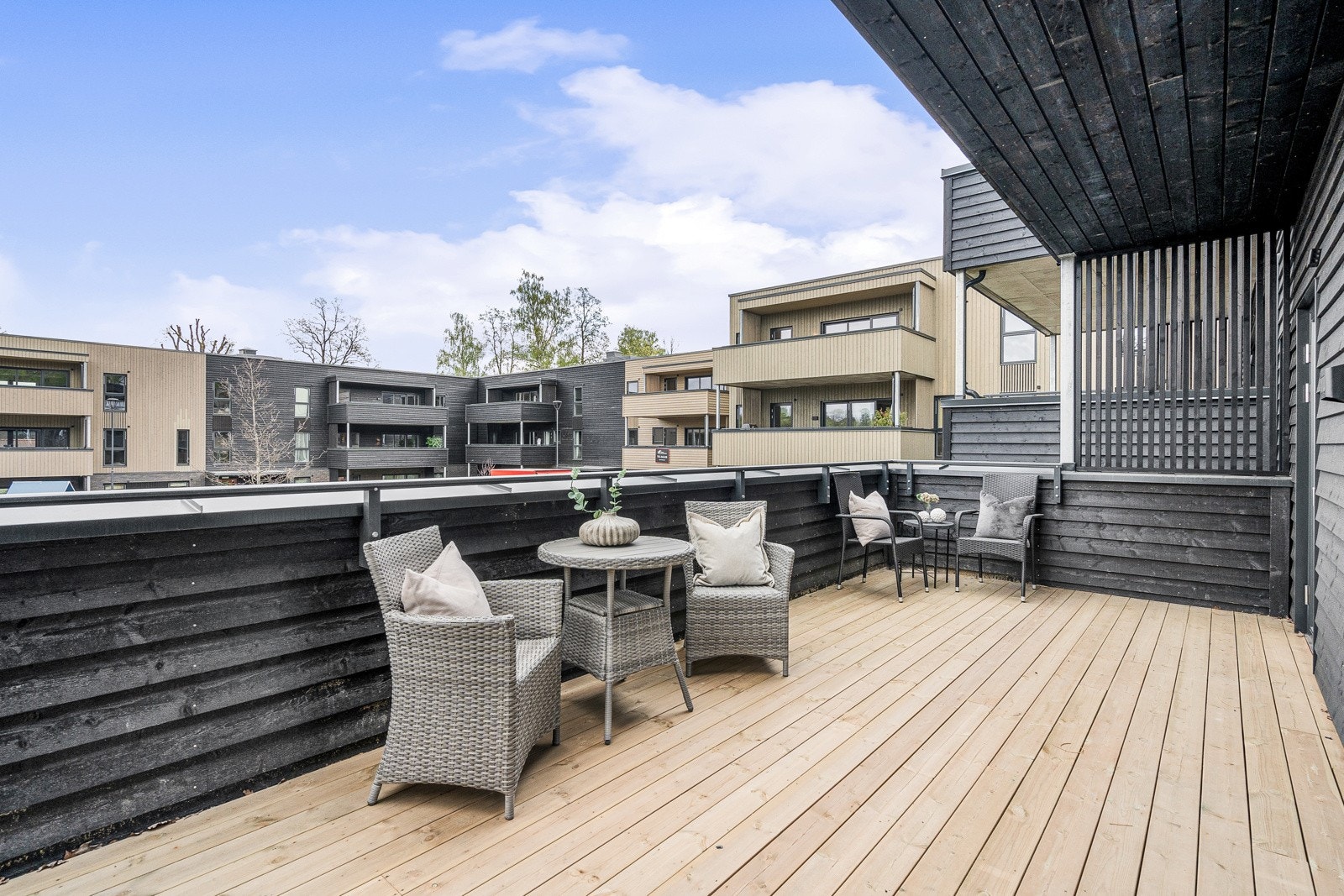 Fra stuen har du utgang til en svært romslig balkong på ca. 17 kvm Galleribilde