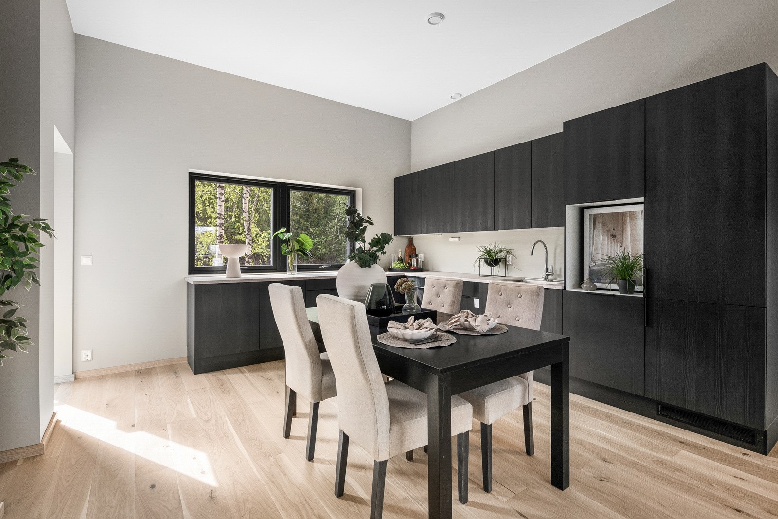 Fin plass til større spisebord med tilhørende møblement Galleribilde