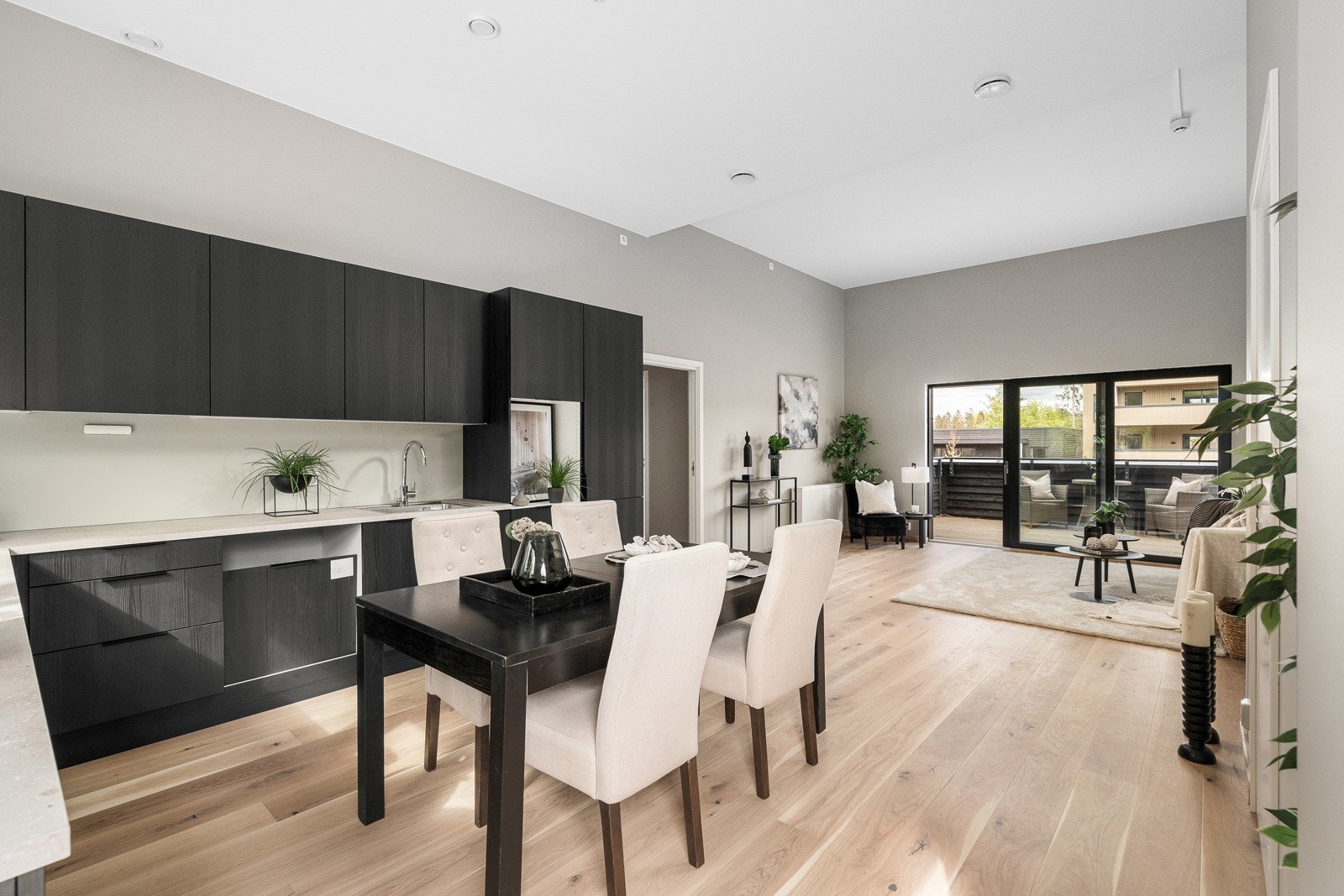 Kjøkkenet har fine arbeidsoverflater og god plass i over- og underskap Galleribilde