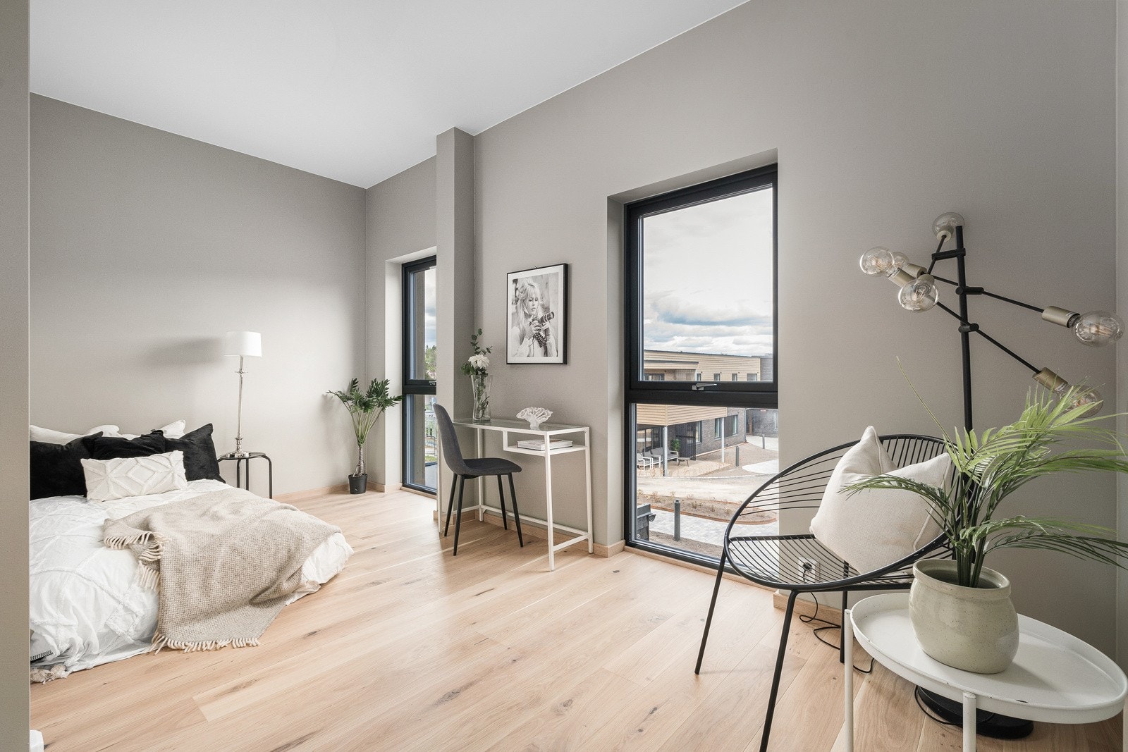 Soverom nummer to er også av god størrelse, med god plass til dobbeltseng og annet møblement Galleribilde