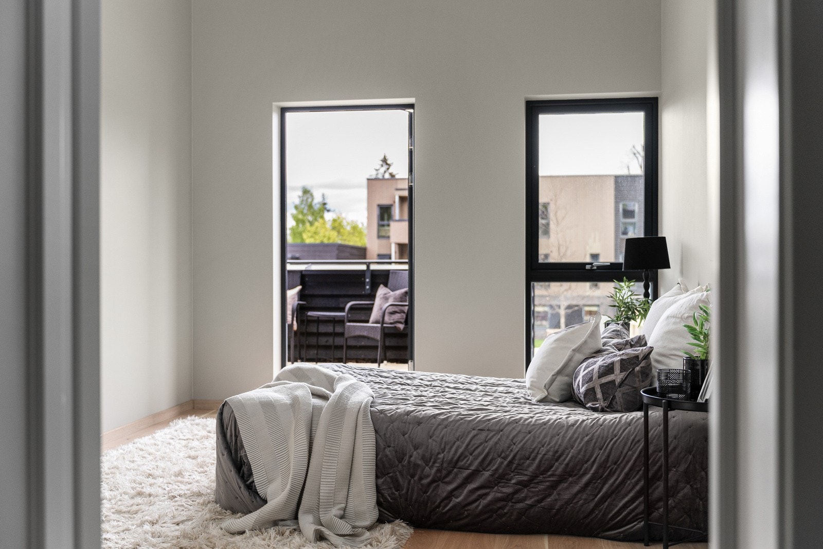 Fine vindusflater som gir godt innslipp av naturlig lys Galleribilde