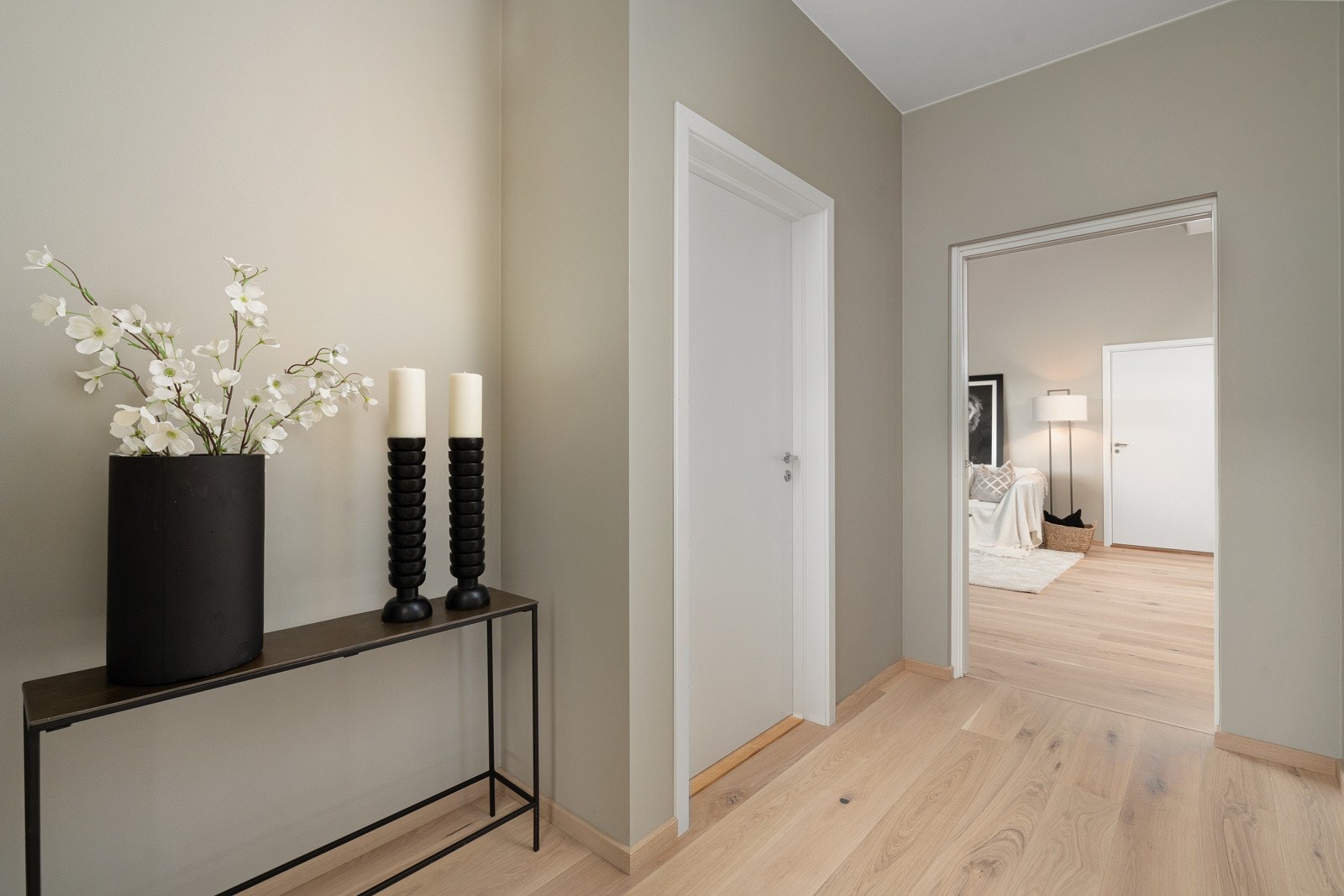 Tiltalende entré med oppbevaringsplass for yttertøy og sko Galleribilde