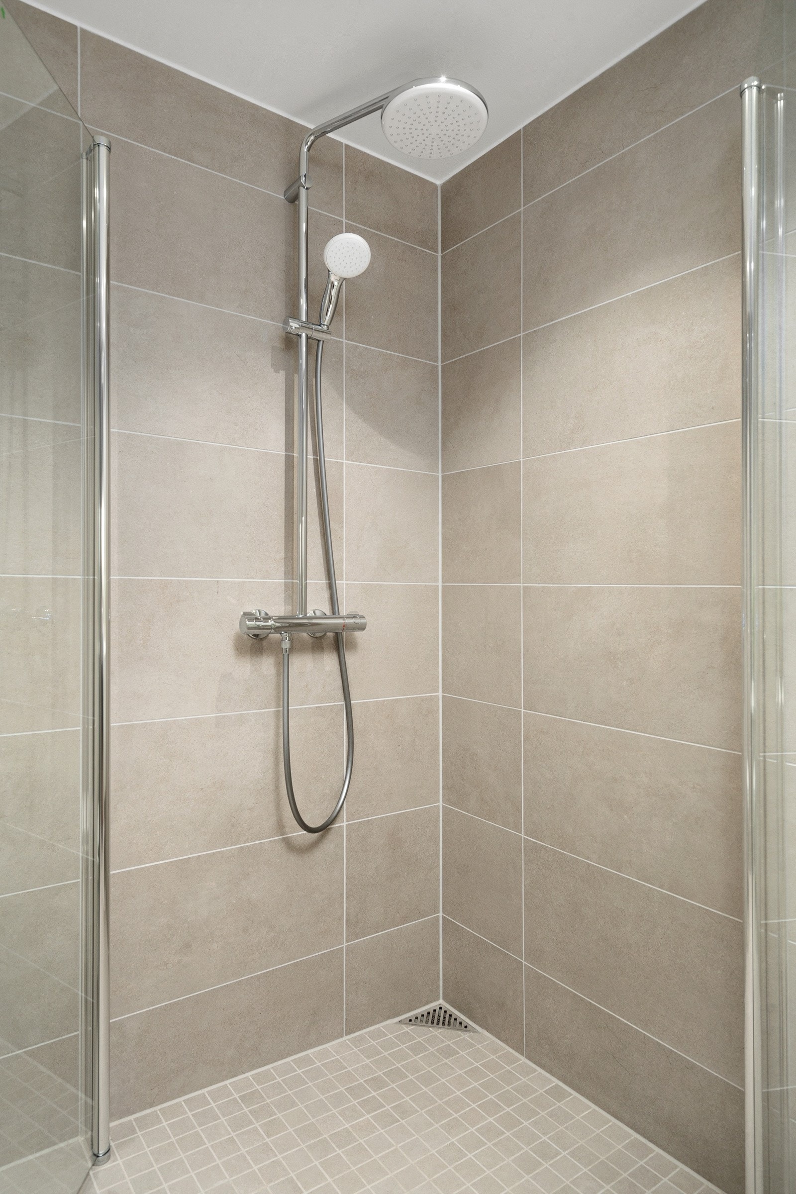 Badene er holdt i en moderne og stilren utførelse Galleribilde