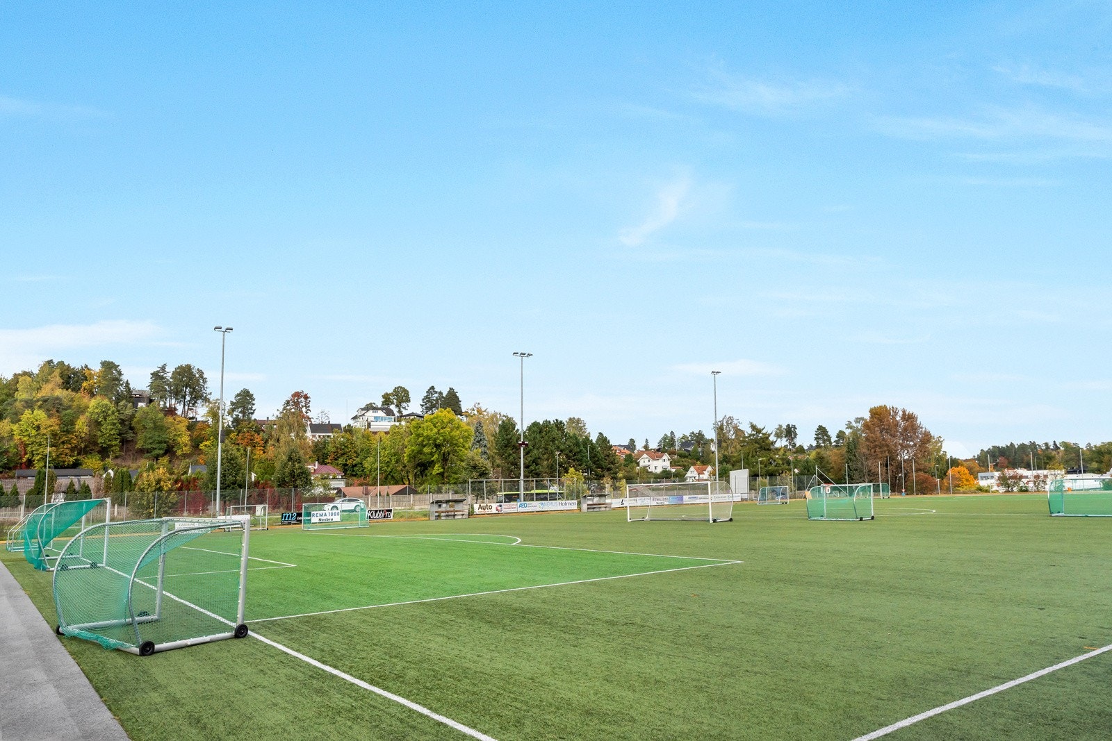 Området har et godt tilbud for aktive familier, herav fra Holmen sin fotballbane Galleribilde