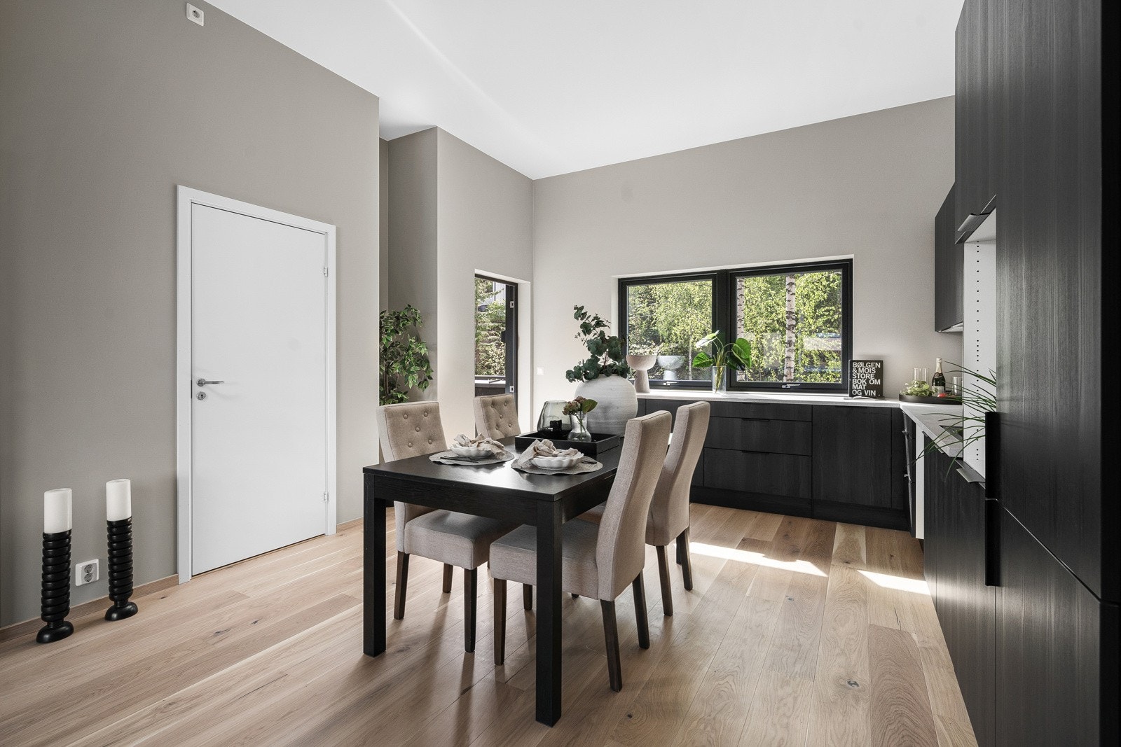 Fra kjøkkenet er det utgang til leilighetens andre balkong Galleribilde