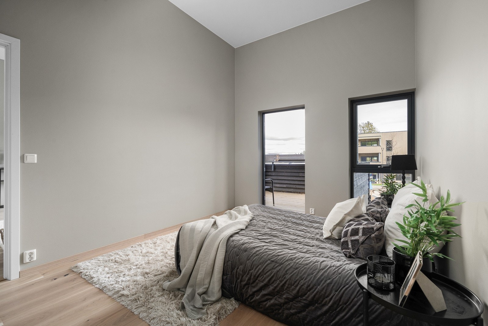 Rommet har god plass til ønsket seng, garderobeløsning og annet møblement Galleribilde