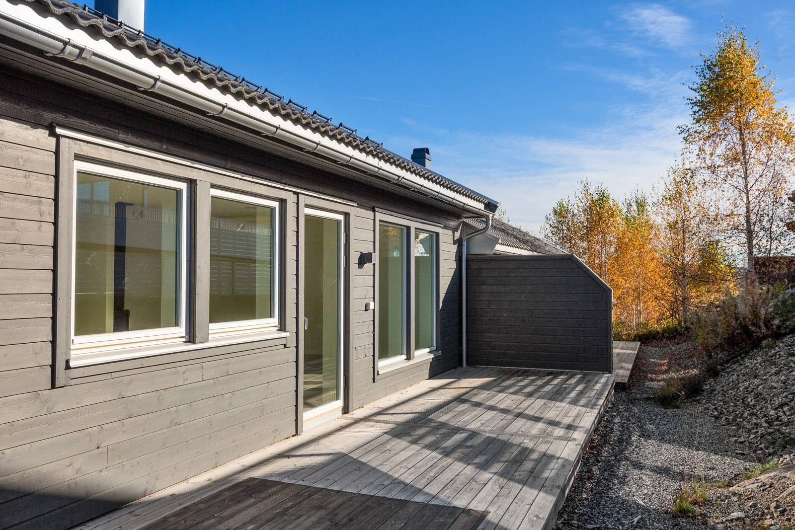 Fra stue er det utgang til stor sydvestvendt terrasse på 22 kvm Galleribilde