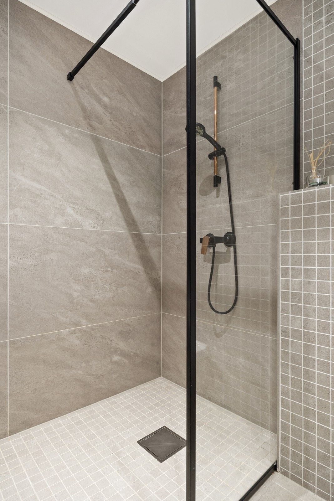 Stilren og romslig dusjsone med moderne utførelse. Galleribilde