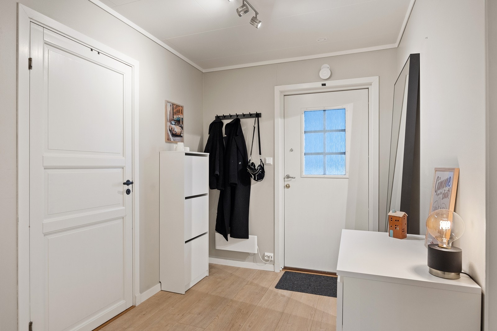 Romslig og lys entré med plass til praktisk oppbevaring og fine løsninger for hverdagens behov. Galleribilde