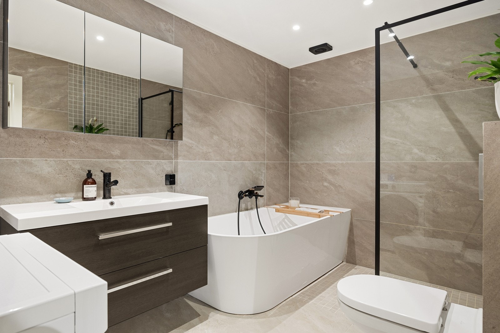 Moderne og innbydende bad fra 2020, med lyse flater og gjennomtenkte løsninger. Galleribilde